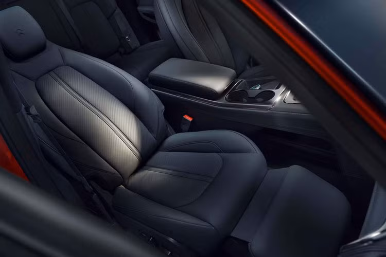 Tại Trung Quốc, giá xe Nio ES6 tiêu chuẩn sẽ được bán ra từ 51.800 USD (khoảng 1,2 tỷ) chưa tính thuế. Phiên bản cao hơn có mức giá 57.600 USD (khoảng 1,3 tỷ) sẽ đi kèm động cơ mạnh 536 mã lực và gói pin 70 kWh. Bản cao cấp nhất với gói pin 84 kWh có giá 64.850 USD.