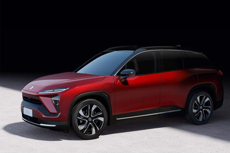 Về thiết kế, nhìn tổng thể, Nio ES6 có thiết kế tương đồng với đàn anh ES8 từ ngoài vào trong. Tuy nhiên có điểm khác biệt khó nhìn thấy nhất đó là kích thước giữa hai mẫu xe này. Theo đó, Nio ES6 chỉ ngắn và hẹp hơn đôi chút so với ES8.