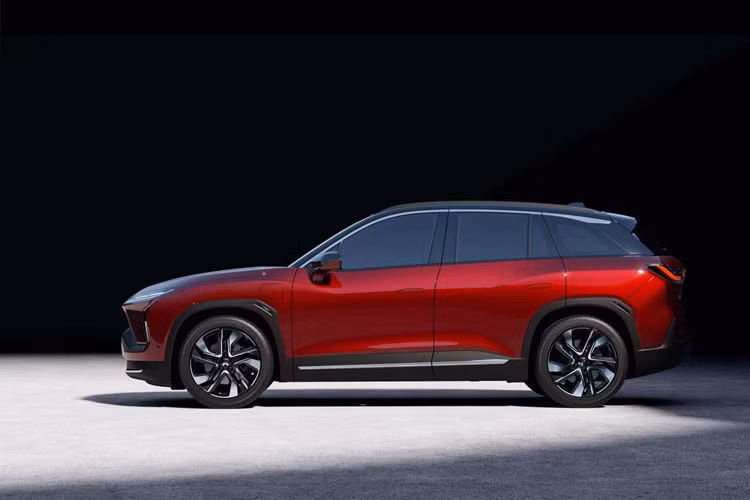 Cụ thể, ES6 có chiều dài 4.850 mm và chiều rộng 1.965 mm. Chiều dài cơ sở của ES6 cũng ngắn hơn ES8, nhưng ở mức 2.900 mm, ES6 có thể bố trí được cả cấu hình 7 chỗ ngồi thoải mái.