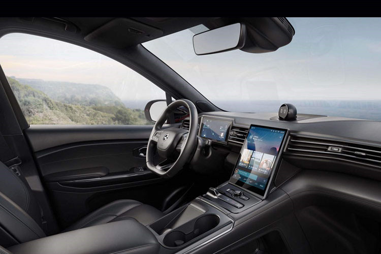 Nội thất sang trọng, đầy đủ tiện nghi. Vô-lăng dạng phẳng, ghế ngồi thể thao và trần xe được bọc vải sợi tổng hợp là trang bị tiêu chuẩn của ES6. Ghế nằm cao cấp, nội thất bọc da Nappa và hệ thống nước hoa tự động sẽ là những trang bị tùy chọn cho khoang nội thất của ES6.