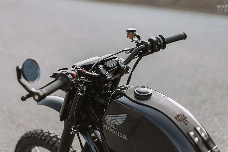 Trước hết, bình xăng được lấy từ một chiếc địa hình KTM 125 cc 1971.