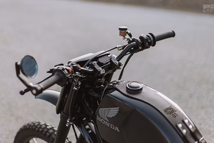 Trước hết, bình xăng được lấy từ một chiếc địa hình KTM 125 cc 1971.