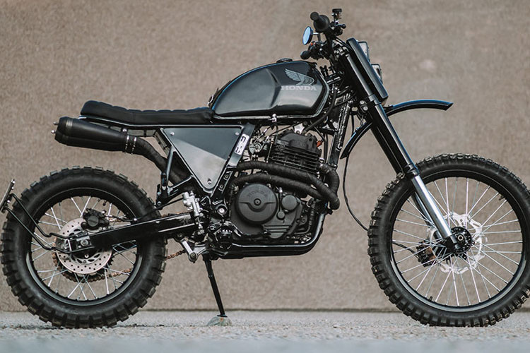 Chiếc xe được độ theo đơn đặt hàng và với yêu cầu biến chiếc Honda NX 650 Dominato mới thành một chiếc Scrambler mang đường nét của những mẫu địa hình thập niên 70. Đây được xem là yêu cầu không mấy dễ dàng.