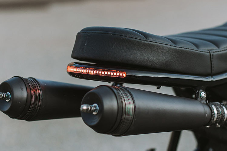 Ở phía sau, khung phụ được chỉnh sửa và trang bị thêm một dải LED đóng vai trò vừa là đèn phanh lẫn xi nhan. Xe được nâng cấp với phuộc up side down và bánh trước mới. Phuộc sau được đại tu lại. Lốp xe là loại Continental TKC80 kết hợp với bộ mâm sơn màu đen.