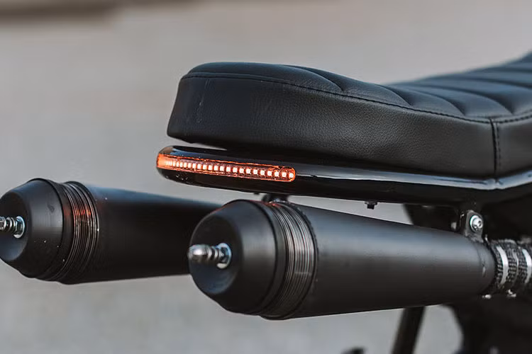 Ở phía sau, khung phụ được chỉnh sửa và trang bị thêm một dải LED đóng vai trò vừa là đèn phanh lẫn xi nhan. Xe được nâng cấp với phuộc up side down và bánh trước mới. Phuộc sau được đại tu lại. Lốp xe là loại Continental TKC80 kết hợp với bộ mâm sơn màu đen.