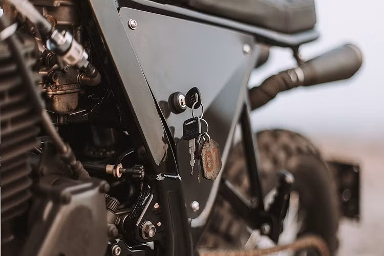 Trong khi khung sườn, động cơ được sơn đen tuyền thì phần thân mang màu xám đậm.