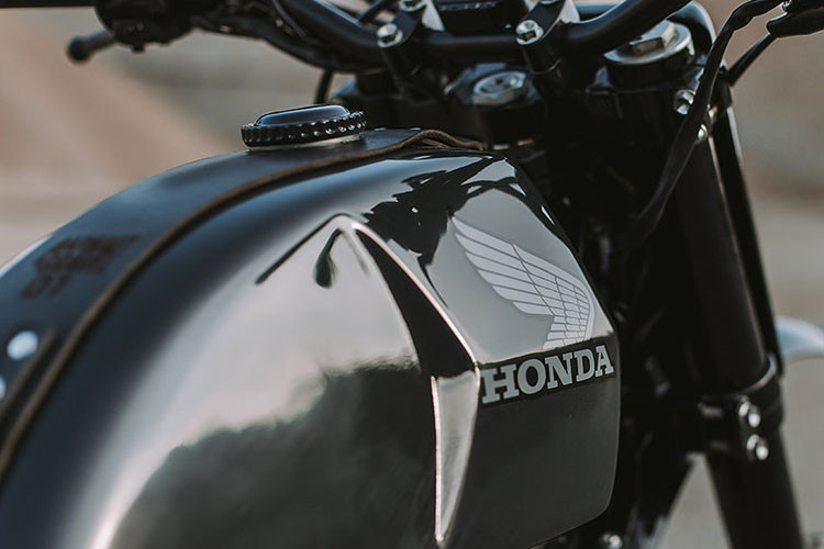 Trang trí bên trên là dải da làm thủ công với logo của Asphalt and Gravel.