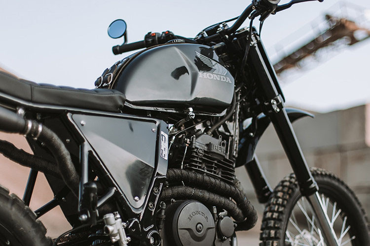 Lốp xe là loại Continental TKC80 kết hợp với bộ mâm sơn màu đen. Toàn bộ hệ thống phanh trước và sau được thay mới bằng linh kiện của Brembo.