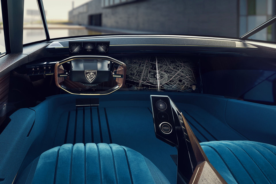 Một màn hình trên vô-lăng hiện thị các thông số tốc độ và vòng tua thay cho đồng hồ cơ truyền thống. Bên trái vô-lăng cũng có một màn hình hiển thị các thông tin trạng thái của xe. Kết hợp với hai màn hình 29 inch được gắn vào hai bên cửa xe và một màn hình nhỏ thay cho tấm che nắng.