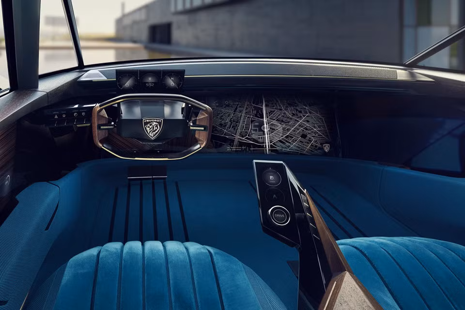 Một màn hình trên vô-lăng hiện thị các thông số tốc độ và vòng tua thay cho đồng hồ cơ truyền thống. Bên trái vô-lăng cũng có một màn hình hiển thị các thông tin trạng thái của xe. Kết hợp với hai màn hình 29 inch được gắn vào hai bên cửa xe và một màn hình nhỏ thay cho tấm che nắng.