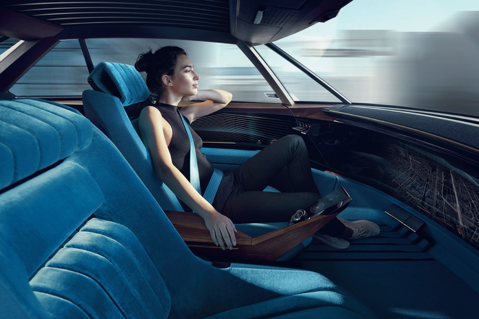 Tuy nhiên, mọi sự chú ý có lẽ đều tập trung vào bên trong xe khi mẫu xe điện mới này được đầu tư trang bị lên đến 16 màn hình cảm ứng cực khủng.