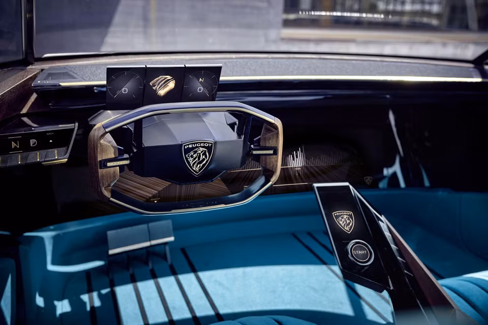 Các tác vụ cơ bản như Start/Stop Engine hay chuyển chế độ lái sẽ được thực hiện trên màn hình cảm ứng 6 inch đặt ngay tựa tay người lái. một màn hình cong 49 inch khổng lồ sẽ xuất hiện ngay khi chế độ tự lái được kích hoạt, vô-lăng sẽ tự rút vào trong bảng táp-lô , hiển thị tất cả các thông tin cần thiết và chủ xe chỉ cần ngồi thư giãn.