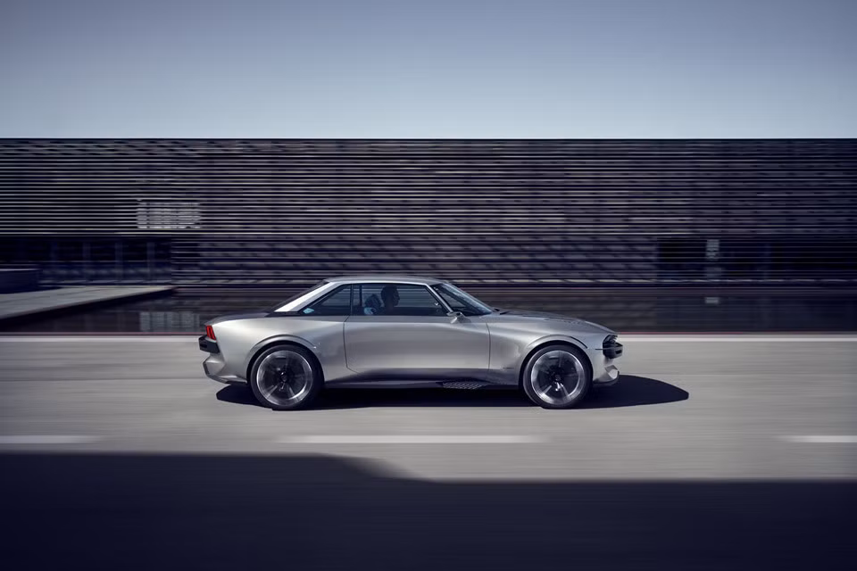 Xe có ngoại hình khá cơ bắp khi thân có nhiều đường gân nổi và đặc biệt là bộ vành hợp kim 19 inch trên e-Legend Concept sở hữu thiết kế khá lạ mắt.