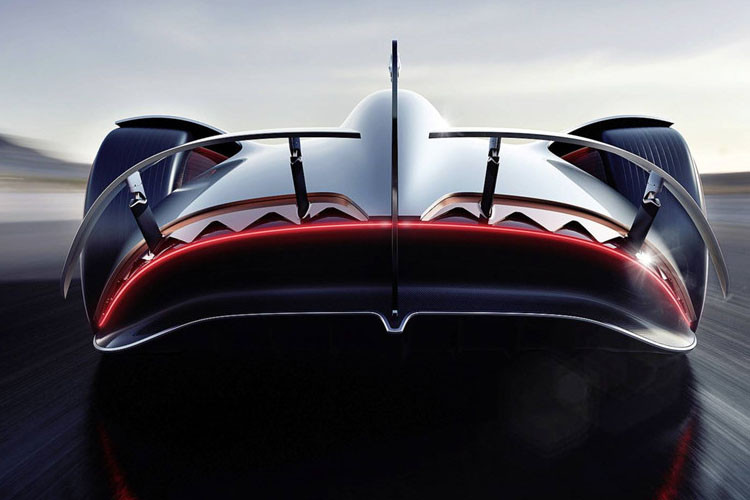 Phía sau xe là cánh gió chủ động mở ra khi cần thiết. Xe sử dụng sơn màu bạc kết hợp các chi tiết sợi carbon ở cản trước và cản sau.