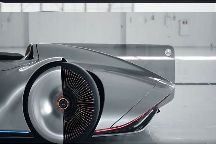 Bộ mâm 24 inch có tới 168 nan được phủ nửa tấm kim loại phía ngoài. Logo Mercedes in nổi bật trên mâm và phía đuôi xe rất sang trọng.