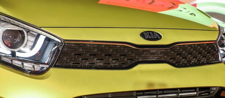 Lưới tản nhiệt hình mũi hổ đặc trưng của Kia cũng được mở rộng để phù hợp với các đèn pha mới.