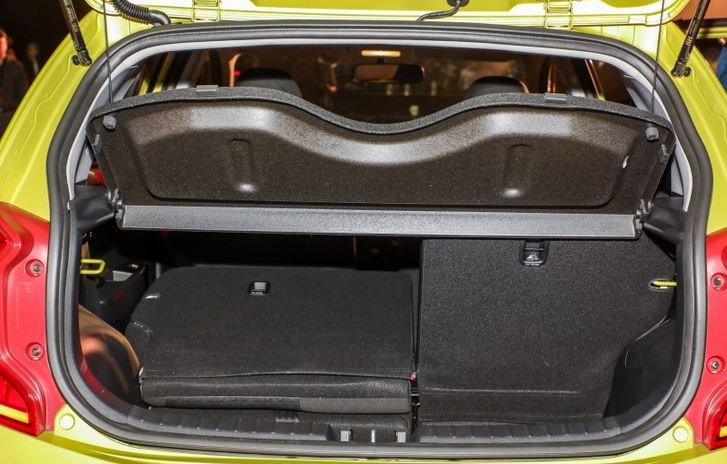 Dù thiết kế nhỏ nhưng xe vẫn có chỗ để hành lý vừa đủ cho người dùng.