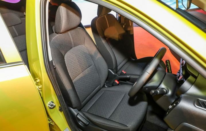 Bên trong xe là các ghế bọc vải, Bluetooth và 6 loa với bộ an toàn như 6 túi khí, phanh ABS vớ cân bằng phanh điện tử EBD và hỗ trợ phanh khẩn cấp, cùng kiểm soát ổn định thân xe – giống như mẫu xe tiền nhiệm.