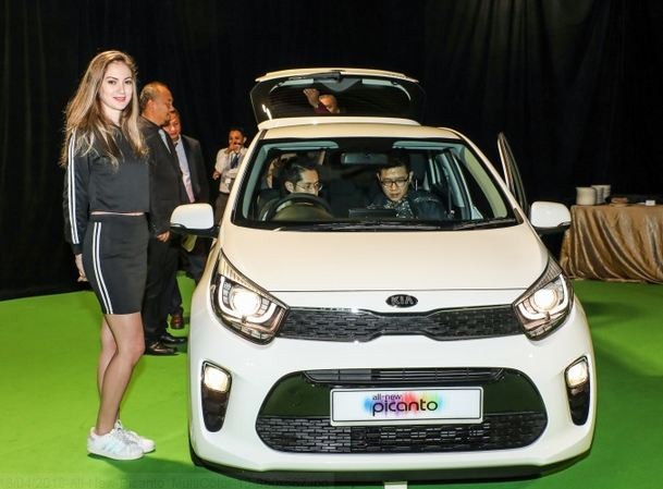 Về ngoại hình, mẫu xe cỡ nhỏ mới này được hãng xe ôtô Kia trang bị đèn pha halogen mới với đèn chạy ban ngày LED hình chữ U tạo thành một đường liên kết liên tục thay vì chia ra riêng lẻ như cũ.