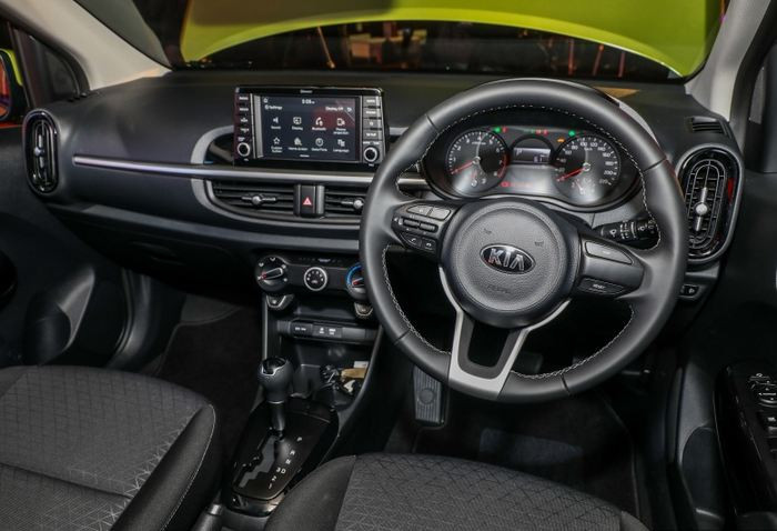 Picanto mới sở hữu một bảng điều khiển hai tầng với một màn hình trung tâm nổi giống với Rio, ở ngay phía dưới là hai cửa điều hòa trung tâm đặt ngang.