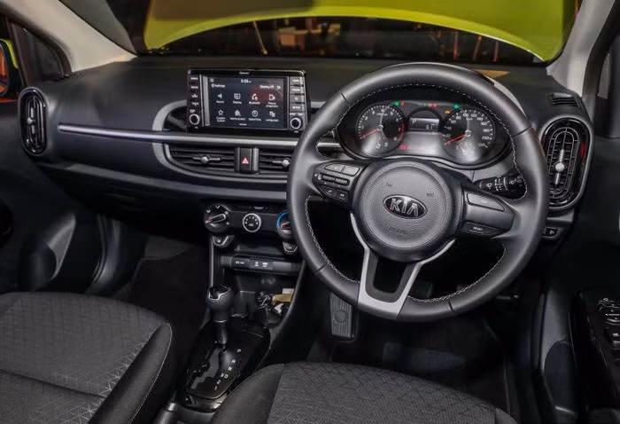 Picanto mới sở hữu một bảng điều khiển hai tầng với một màn hình trung tâm nổi giống với Rio, ở ngay phía dưới là hai cửa điều hòa trung tâm đặt ngang.