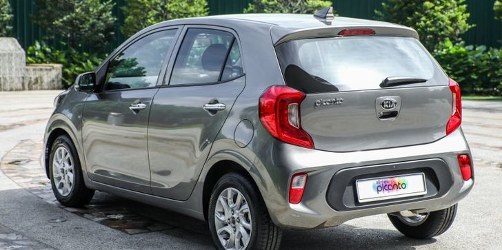 Phía đuôi của Picanto phiên bản 2018 cũng được cải tiến góc cạnh và thể thao hơn, đi cùng với các đèn hậu LED lớn. Quan sát từ bên hông xe, đường cửa sổ thẳng trước đây hiện đã được làm cong hơn ở cả phía trước và phía sau, trong khi các vòm bánh xe được nhấn nhá để tạo ra hiệu ứng cơ bắp, mạnh mẽ hơn.