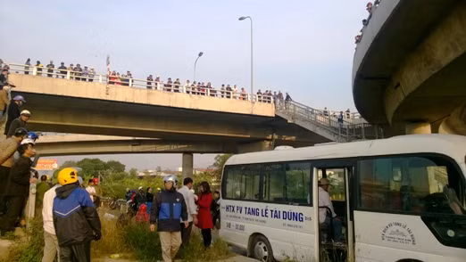 Chong bat ngo lao xe vao thanh cau, vo roi xuong dat tu vong-Hinh-3