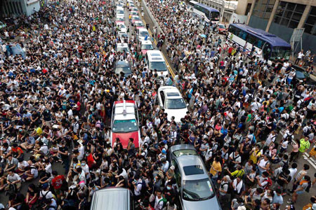 Hạn chế phương tiện cá nhân là một trong những giải pháp giải quyết bài toán ùn tắc giao thông tại Hà Nội.