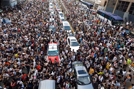 Hạn chế phương tiện cá nhân là một trong những giải pháp giải quyết bài toán ùn tắc giao thông tại Hà Nội.