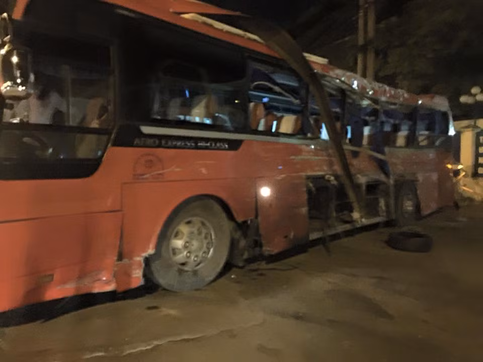 Quang Ninh: Xe tai gay tai nan lien hoan, nhieu nguoi thuong vong-Hinh-2