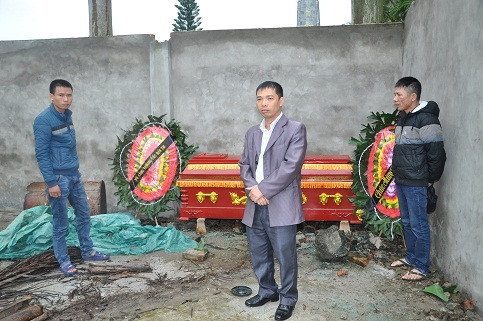 Mang vòng hoa, quan tài đến đặt nhà con nợ. (Ảnh: Công an TP Hải Dương)