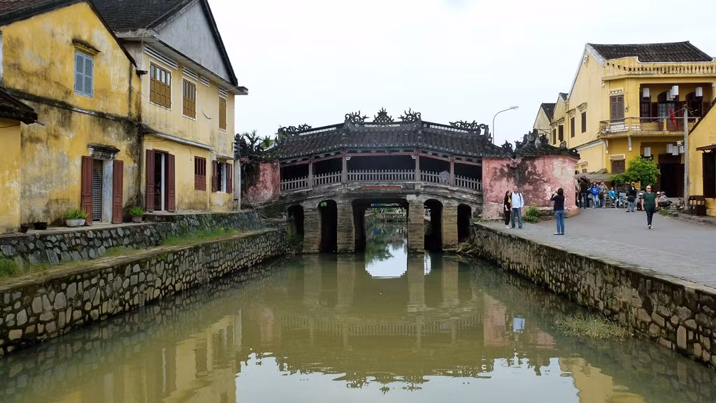 Cầu được các thương nhân Nhật Bản xây dựng vào khoảng thế kỷ 17. Đến năm 1653, phần chùa được dựng thêm, nối liền lan can phía Bắc. Từ đó cầu được người dân địa phương gọi là Chùa Cầu. Theo niên đại trên xà nóc và văn bia, cầu được xây dựng lại vào năm 1817. Ảnh: Girltweetsworld.