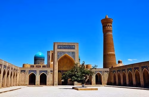  5. Trung tâm lịch sử của Bukhara (Uzbekistan): Có niên đại hơn 2.000 năm, thành phố Uzbek của Bukhara nằm trên con đường tơ lụa. Là một trong những thành phố lớn nhất của Trung Á, lại nằm ở vị trí ngã tư của các tuyến đường thương mại, Uzbek trở thành một trung tâm dành cho các thương gia và khách du lịch. Nổi bật trong các tòa nhà còn được bảo quản đến ngày nay là lăng Ismail Samanid, một ví dụ tuyệt vời của kiến trúc Hồi giáo thế kỷ 10. Ảnh: Dreamstime.