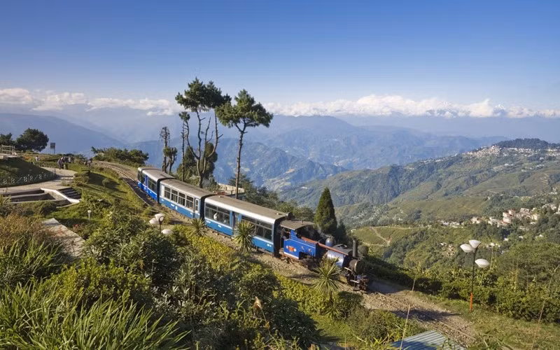  8. Hệ thống đường sắt trên núi (Ấn Độ): Được xây dựng khoảng cuối thế kỷ 18, đầu thế kỷ 19 dưới thời cai trị của thực dân Anh, hệ thống đường sắt trên núi của Ấn Độ thể hiện cho kỹ thuật nổi bật thời bấy giờ. Tuyến đường sắt này có ảnh hưởng đến mỗi khu vực nó đi qua, giúp thay đổi diện mạo kinh tế xã hội và văn hóa của các vùng này. Ngày nay, các tuyến đường sắt đi qua các vùng núi đá ghồ ghề nhưng mang phong cảnh tuyệt đẹp trở thành hành trình được nhiều du khách yêu thích. Ảnh: Thebetterindian.