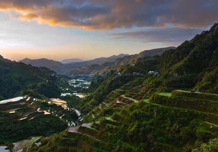  1. Các ruộng bậc thang Philippines: Nằm trong khu vực Cordillera phía bắc Luzon, những ruộng bậc thang được người Ifugao tạo ra và canh tác cách đây hơn 2.000 năm. Di sản này tạo nên từ đá và bùn, thể hiện cho hệ thống kỹ thuật canh tác lúa nước trên sườn núi, được truyền lại từ thế hệ này sang thế hệ khác trong nhiều thế kỷ. Ảnh: Roughguides.