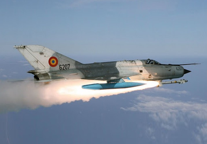 MiG-21 LanceR có khả năng mang tên lửa không đối không tầm nhiệt hiện đại R-73 (tầm bắn 20km) hoặc tên lửa Python 3 do Israel chế tạo, tầm bắn 15km.