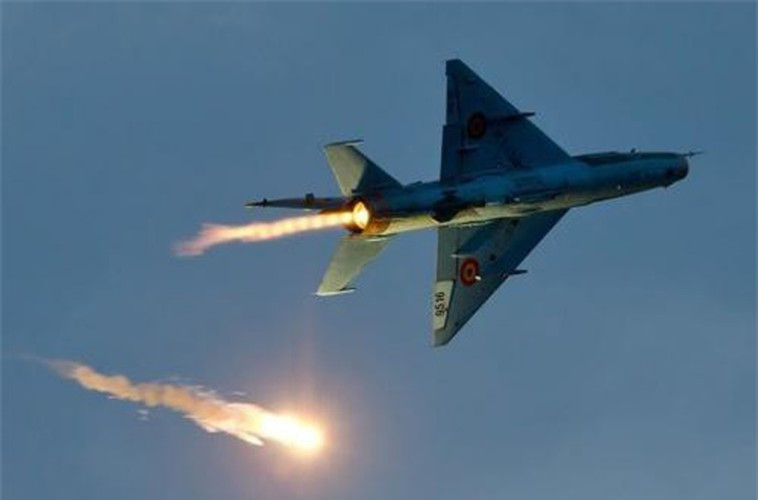 Về động cơ, MiG-21 LanceR vẫn giữ động cơ tuốc bin phản lực R-25-300 cho tốc độ tối đa hơn 2.100km/h, bán kính chiến đấu khoảng 500km, trần bay hơn 17.000m, tốc độ leo cao 220m/s. Nhiều chuyên gia quân sự nhận định MiG-21 LanceR có tính năng chiến đấu tương đương F-16 đời đầu của Mỹ.