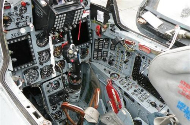 Cận cảnh buồng lái MiG-21 LanceR C hiện đại hóa với 2 màn hình tinh thể lỏng đa năng và màn hình HUD. So với MiG-21 nguyên bản rõ ràng là khác nhau một trời một vực.