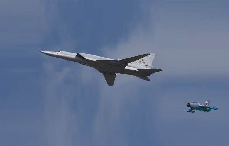 Hai chiếc Tu-22M3 bay khoảng 4.500 km trong khoảng 5 giờ. Tại một số thời điểm, hai máy bay Tu-22M3 bị 2 máy bay MiG-21 của không quân Romania bám theo.