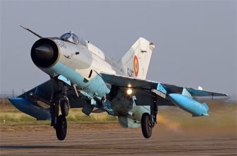 Các máy bay MiG-21 của không quân Romania sau đó quay về căn cứ an toàn.