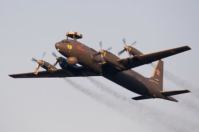 Có thể dễ dàng nhận ra điểm khác giữa Il-38N với thế hệ cũ, chính là đĩa anten đặt ở ngay trên buồng lái máy bay.