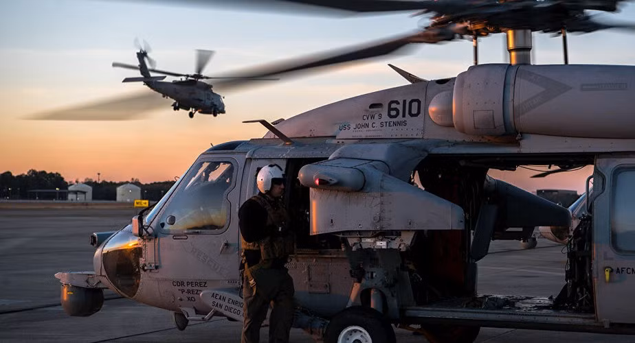 Phương pháp dò tìm tàu ngầm khác là thả phao định vị thủy âm được lắp ở bên hông trực thăng.