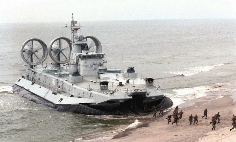 Một trong những ngôi sao sáng nhất kho tàu chiến Hạm đội Baltic - Hải quân Nga là tàu đổ bộ lớp Zubr. Đây được xem là tàu đổ bộ đệm khí lớn nhất thế giới hiện nay. Nó có lượng giãn nước tối đa 555 tấn, có tốc độ tối đa hơn 116 km/h, phục vụ cho các hoạt động tấn công đổ bộ của lính thủy và xe tăng.