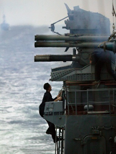 Cận cảnh tổ hợp pháo - tên lửa phòng không Kashtan được trang bị trên các tàu hộ vệ Project 11540 hay còn gọi là Neaustrashimy. Đây là loại hỏa lực phòng không khủng khiếp với hai khẩu pháo 6 nòng cỡ 30mm cùng dàn tên lửa tầm thấp phản ứng cực nhanh.