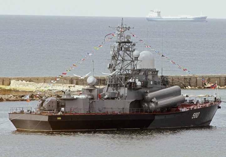 Còn đây là một trong bốn tàu tên lửa tấn công nhanh Project 1234 Nanuchka thuộc tiểu đoàn 106. Loại tàu chiến này trang bị tên lửa diệt hạm P-120 Malakhit cùng tổ hợp phòng không Osa.