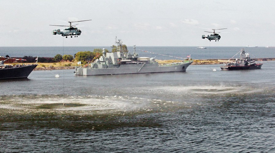 Lớp tàu này có lượng giãn nước toàn tải hơn 4.000 tấn, chở được 10 xe tăng với 200 lính hoặc 12 xe bọc thép BTR với 340 lính hoặc 3 xe tăng, 3 pháo tự hành, 5 xe thiết giáp, 4 xe tải và 313 lính thủy. Trong ảnh là tàu đổ bộ Minsk (ở giữa).
