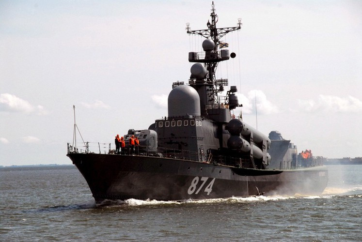 Không to lớn bằng các tàu khu trục hay hộ vệ, nhưng đội tàu tên lửa nhỏ của Hạm đội Baltic cũng luôn khiến cho Hải quân NATO phải dè chừng. Trong ảnh là một trong 7 tàu tên lửa Project 12411M của Hạm đội Baltic, trang bị 4 tên lửa diệt hạm siêu âm P-270 Moskit.
