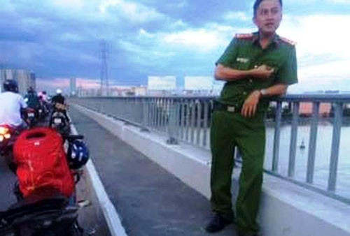 Trong lúc lực lượng chức năng đang nỗ lực tìm kiếm thì nạn nhân bất ngờ "từ cõi chết" trở về.