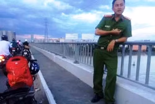 Trong lúc lực lượng chức năng đang nỗ lực tìm kiếm thì nạn nhân bất ngờ "từ cõi chết" trở về.