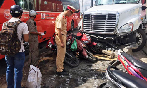 Hiện trường vụ tai nạn nghiêm trọng ở cửa ngõ Sài Gòn.